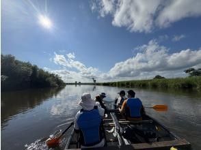[ฮอกไกโด พื้นที่ชุ่มน้ำแม่น้ำคุชิโระ] พายเรือแคนูไปตามแม่น้ำที่กว้างและสงบพร้อมสัมผัสสายลมที่พัดผ่านหนองบึง [เส้นทางยาว]