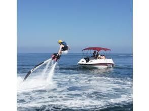 【沖縄・那覇・宜野湾】手ぶらでOKウェットスーツ有り★当店だけ&ldquo;オリジナルボート&rdquo;でフライボード！360℃カメラ写真無料プレゼント★