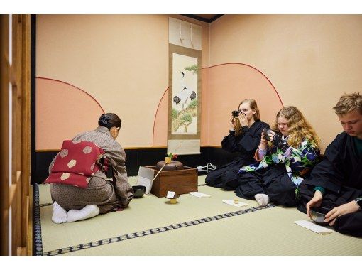 【By Osaka Castle】Learn Zen in a class of making tea & writing brushesの画像