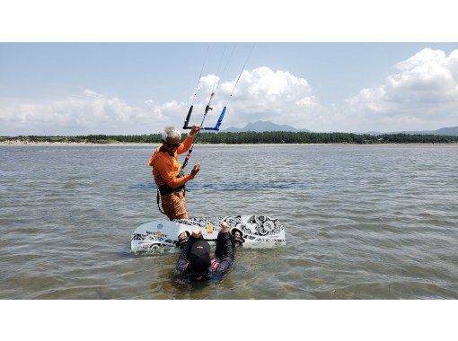 Recommended plan! [Kagoshima] Challenge yourself! A thorough kiteboarding experience (120 minutes course)の画像