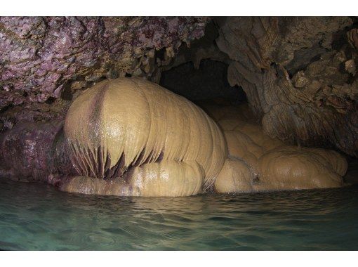 [沖繩，宮古島]南瓜洞皮划艇和洞穴探險之旅乘坐皮划艇探索熱門能量景點“幽靈洞”の画像