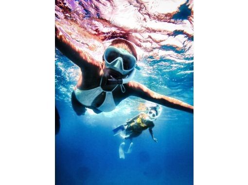 Swim with turtles at Nakayukui Beach Entry Snorkeling in Onna Villageの画像