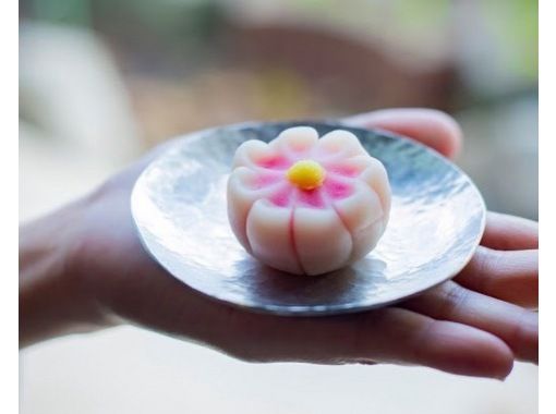 [Osaka/Higashi Osaka] Experience making traditional tin plates and tea ceremony ~ Enjoy Japanese sweets and authentic matcha tea on the plates you made! (35 minutes from Nara)の画像