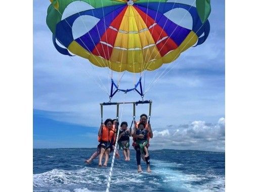 [Departing from Ginowan Marina] ★50m★ A spectacular parasailing experience overlooking the beautiful ocean of Okinawa from high above!! の画像