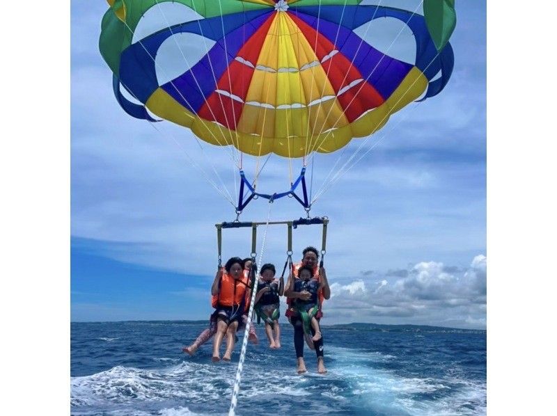 [Departing from Ginowan Marina] ★50m★ A spectacular parasailing experience overlooking the beautiful ocean of Okinawa from high above!! の紹介画像