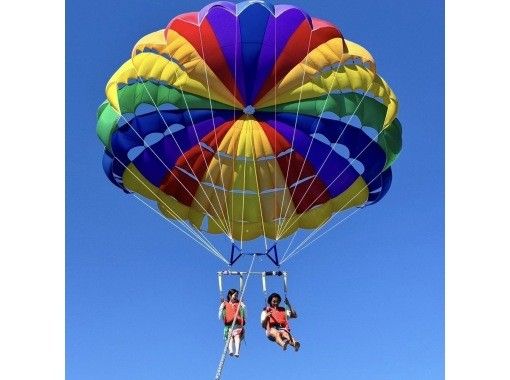 [Departing from Ginowan Marina] ★100m★ A spectacular parasailing experience overlooking the beautiful ocean of Okinawa from high above!! の画像