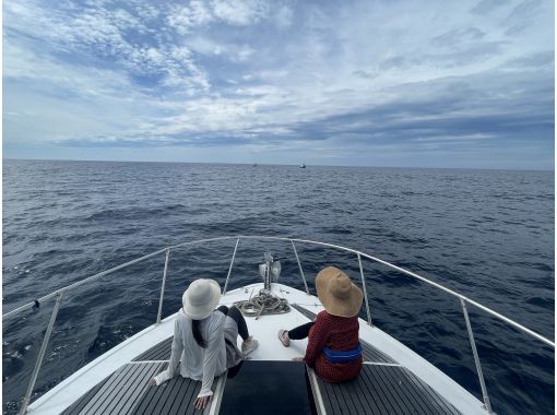 [Free time before your flight: Meet at the local meeting point at 8:30am!] Enjoy a cruise to enjoy the ocean scenery. 20 minutes from the Mid-Sea Road. Enjoy a luxurious time on board looking at Tsuken Island and Kudaka Island.の画像