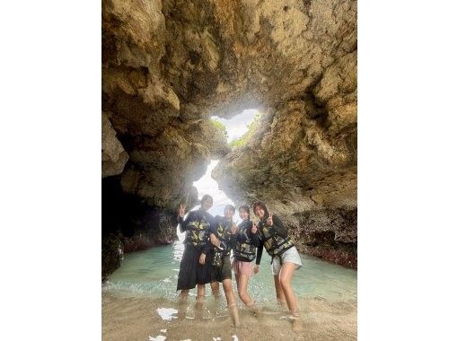 【沖縄・宮古島】《 1組貸切プラン 》宮古島シーカヤックで行く秘境冒険ツアー!一眼レフ写真&ドローン撮影付き☆貸切なので初心者やお子様も安心 【沖縄・宮古島】《 1組貸切プラン 》宮古島シーカヤックで行く秘境冒険ツアー!一眼レフ写真&ドローン撮影付き☆貸切なので初心者やお子様も安心