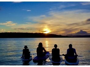 【今帰仁村・古宇利島・名護市周辺開催】沖縄の絶景サンライズSUPツアー｜完全貸切・初心者OK・朝焼けの海クルージング・写真無料・沖縄旅行