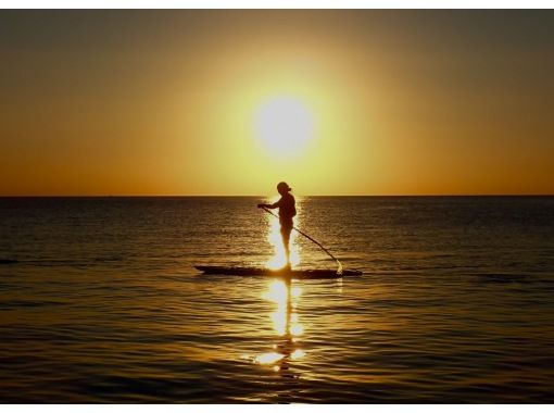 【今帰仁村・美ら海水族館・名護市周辺】絶景夕日を海の上から！人気のサンセットSUP体験｜初心者OK・写真映え・沖縄旅行・思い出作り・感動体験の画像