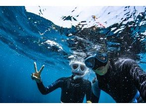 【沖縄中部・北谷町】ビーチシュノーケリング！珊瑚に魚・動画写真プレゼント！カップル・女性グループ・家族