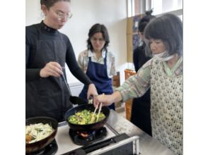 [Okinawa, Motobu] Harvest fresh vegetables and make Okinawan home cooking with a local grandmother♪ {Organic lunch included} Interpreter guide included