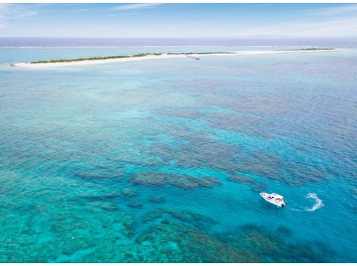 【半日AM便／那覇市内送迎あり】★豪華カタマラン船で行く慶良間諸島★半日ボートシュノーケリングツアー（バナナボート1回無料）の画像