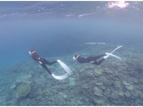 [Okinawa Motobu Town, Sesoko Island] Aim to be a mermaid! Skin diving on a banana boat ☆ Enjoy the beautiful scenery of Sesoko Island, where nature remains ☆ On the way to and from Churaumi Aquarium