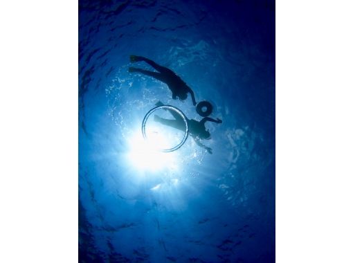 【沖縄県北部】美ら海水族館近海エリアで半日ボートシュノーケリング！写真データプレゼント！最大30名乗れる広い船でゆったり過ごせます♪の画像