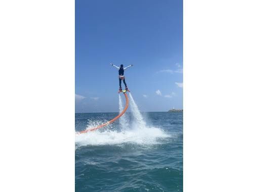 【沖縄・宜野湾】水圧で空を飛ぶ！新感覚のフライボード体験の画像
