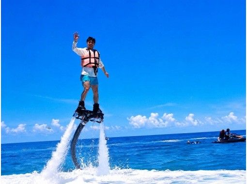 【沖縄・宜野湾】水圧で空を飛ぶ!新感覚のフライボード体験 【沖縄・宜野湾】水圧で空を飛ぶ!新感覚のフライボード体験