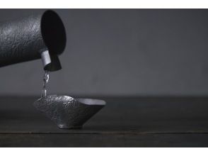 [Osaka/Higashi Osaka] Beginners welcome! Making sake cups from a sheet of traditional tin