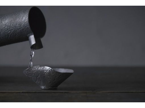 [Osaka/Higashi Osaka] Beginners welcome! Making sake cups from a sheet of traditional tinの画像