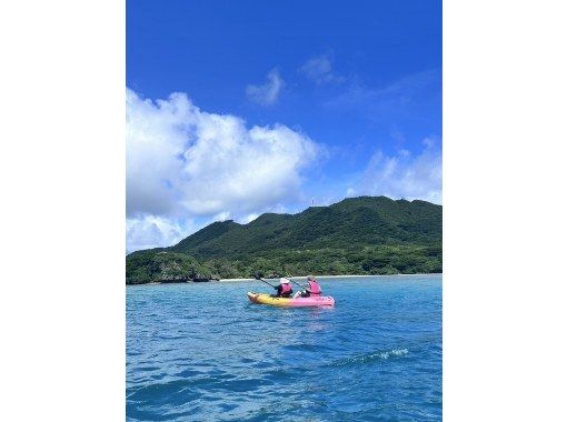 [Ishigaki Island, Kabira Bay] Kayak tour around the popular Kabira Bay on Ishigaki Island! Landing on an uninhabited island near Kabira Bay, guided by islanders, and photos included (2 hours) (Use of nearby facilities and pick-up available)の画像
