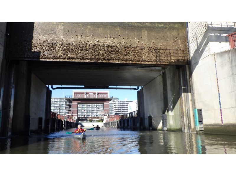 [Tokyo Kayaking] Kayak tour to experience the Tokyo locks ♪ Experience a water elevator like the Panama Canal!の紹介画像