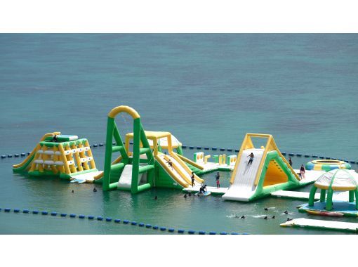 【沖縄・名護】カヌチャビーチに浮かぶ『カヌチャアクアパーク』の画像
