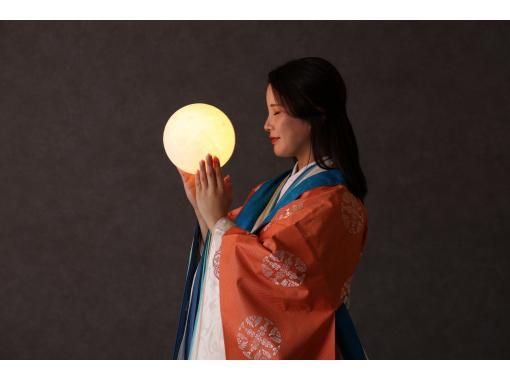 【京都・二条】京都で叶う十二単体験(色味：和-なごみ-)！本格的な十二単を身に纏い、優雅に平安装束体験を楽しみましょう！の画像
