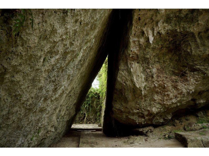 2025年4～9月【沖縄本島】那覇午前発　世界遺産　斎場御嶽へご案内　南部観光半日バスツアーの紹介画像