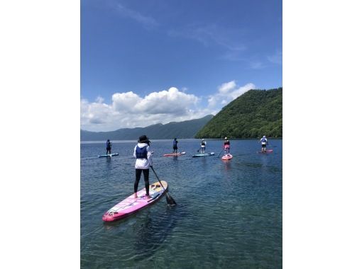 【北海道・千歳】支笏湖ブルーと緑のコントラストに包まれて「サップで水上散歩」リフレッシュ非日常体験！！の画像