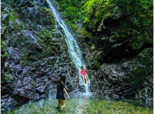 [Tokyo, Akiruno] Experience waterfall meditation, cave exploration, and BBQ! An adventure to explore Tokyo's hidden areas guided by a hunter! Refresh your mind and body with the effects of forest therapy♪の画像