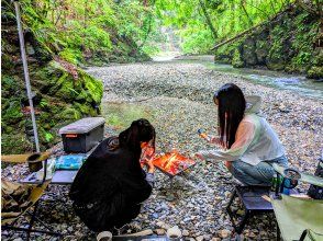 【東京・あきる野】手ぶらでOKデイキャンプ！焚き火・BBQ・鍾乳洞体験と日帰りでキャンプが満喫できるお手軽ツアー♪「秋川渓谷」