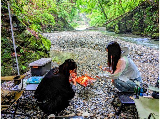 【東京・あきる野】手ぶらでOKデイキャンプ！焚き火・BBQ・鍾乳洞体験と日帰りでキャンプが満喫できるお手軽ツアー♪「秋川渓谷」の画像