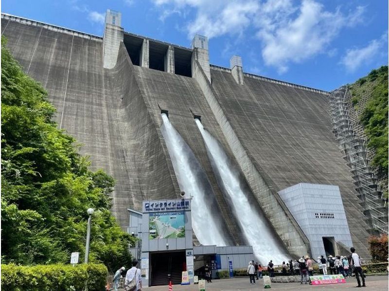 迫力の水しぶき！宮ヶ瀬ダムの観光放流と５５万本のひまわり畑＆「オギノパン」工場見学バスツアー【029029-1321】の紹介画像