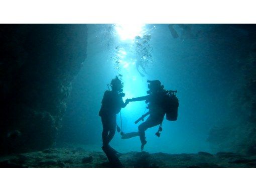 【恩納村・青の洞窟など】＜体験ダイビング＞◆PADIプログラムにて開催◆10歳から水着1枚でOK◆Gopro写真プレゼントの画像