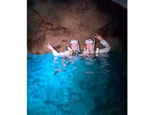 【沖縄・恩納村】青の洞窟＆カラフル熱帯魚ボートシュノーケリングツアー（GoPro撮影データ無料即渡し・追加料金一切なし）の画像