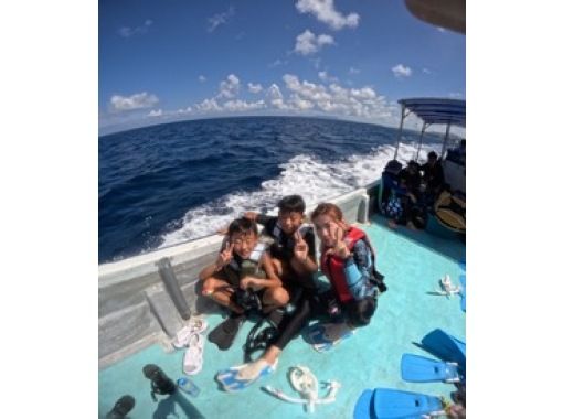 [冲绳，恩纳村]私人导览船浮潜之旅，观赏青之洞窟和热带鱼！ （GoPro 镜头免费，1 岁至 75 岁均可）の画像