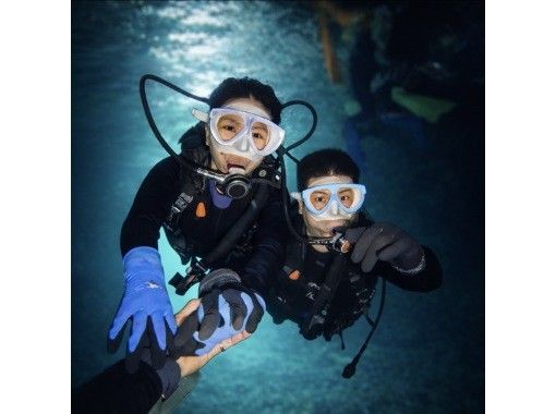 【沖縄・青の洞窟】１組限定価格！体験ダイビング貸切プラン！＜２時間半＞☆ボート併用で『高確率』で青の洞窟に案内可能☆餌付け、写真、動画付き！の画像