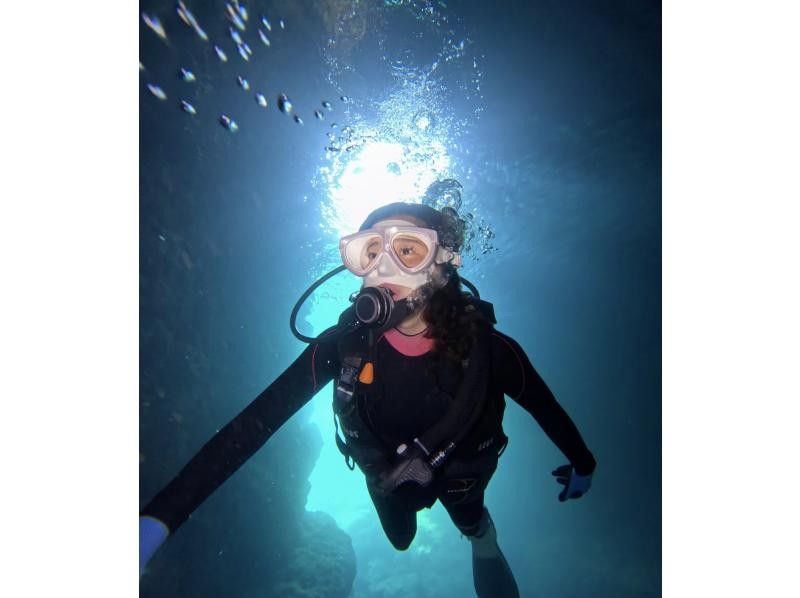 [Okinawa Blue Cave] Popular with women and children! Blue Cave Boat Diving Plan ~ High probability of being guided to the Blue Cave! (Unlimited photo and video taking + free feeding)の紹介画像