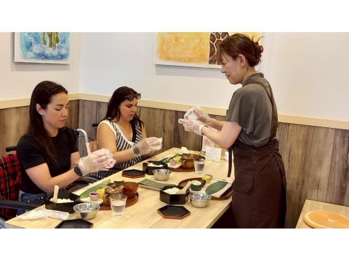 [Kyoto, Fushimi Inari] Onigiri making experience - Make and eat onigiri using delicious Japanese rice! 3 minutes walk from Fushimi Inari Taisha Shrineの画像