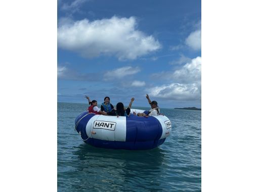 [Okinawa, Ishigaki City] New project launches in the summer of 2025! Go round and round on a hurricane boat! Slip on a wakeboard! Relaxed touring on a banana boat!の画像