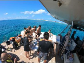 [Okinawa, Naha departure, 4 hours] 57-seater large cruiser charter! Arrival day OK Half-day course ♪ Enjoy snorkeling and BBQ in the beautiful sea around the uninhabited island ☆
