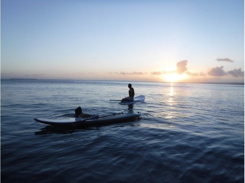 [Churaumi Aquarium, Nakijin Village, Kouri Island Area, and Hidden Beaches] Time when the sea and sky awaken. Sunrise SUP Cruising (90 minutes)の紹介画像