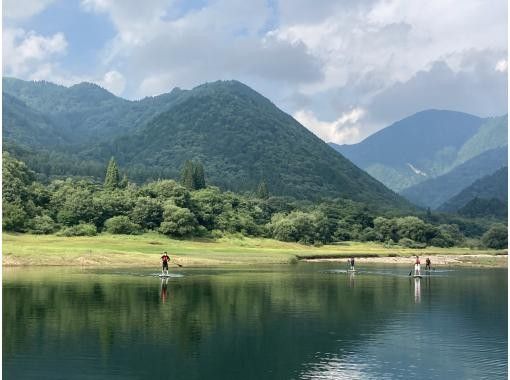 [Gifu/Shirakawa-go] Experience SUP on Lake Miboro, the largest lake in the Hida region! A very satisfying 150-minute course - beginners welcome! Families, groups and couples are welcome!の画像