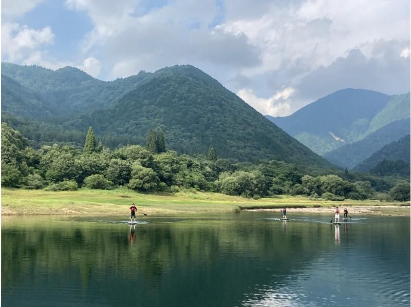 [Gifu/Shirakawa-go] Experience SUP on Lake Miboro, the largest lake in the Hida region! A very satisfying 150-minute course - beginners welcome! Families, groups and couples are welcome!の紹介画像