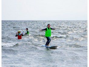 【神奈川・藤沢・サーフィン体験】少人数コース 1名様〜3名様　海まで1分　初心者・遅めデビューでも安心！ 海を楽しめるサーフィンスクール
