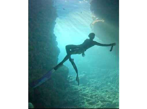 早朝7:00スキンダイビング【沖縄本島・青の洞窟等】初心者♡お一人様歓迎（日本語・Englishガイド）の画像