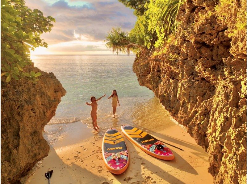 [เกาะอิชิงากิ | Sunset SUP] เพลิดเพลินกับพระอาทิตย์ตกดินสุดพิเศษด้วยโดรน 5K สำหรับสองคน / ข้อมูลภาพถ่ายฟรีの紹介画像