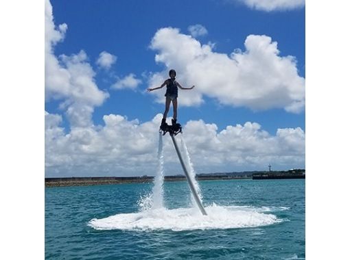 【沖縄・北谷】フライボード＊水圧で空を飛ぶ！？待時間でアスレチック利用OK★の画像