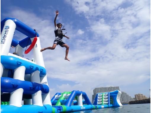 【沖縄・北谷】★一番人気★海上アスレチック♪子供から大人まで楽しめる！の画像