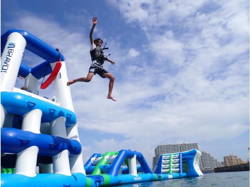 【沖縄・北谷】★一番人気★海上アスレチック♪子供から大人まで楽しめる！の紹介画像
